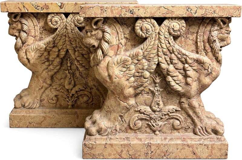 Panca scultorea con grifoni in marmo giallo — Marmo giallo policromo scolpito