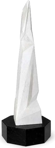 Obelisco scultoreo sfaccettato — Marmo bianco con base in marmo nero